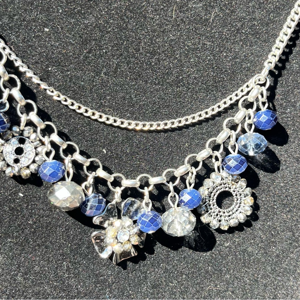 Vera Wang Silver And Blue Crystal Beaded Necklace Nwt 22$
